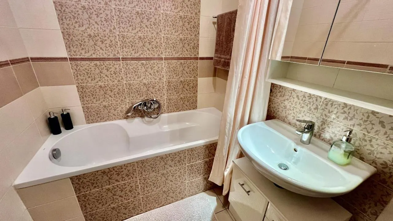 פראג Stylish Riverside Apartment